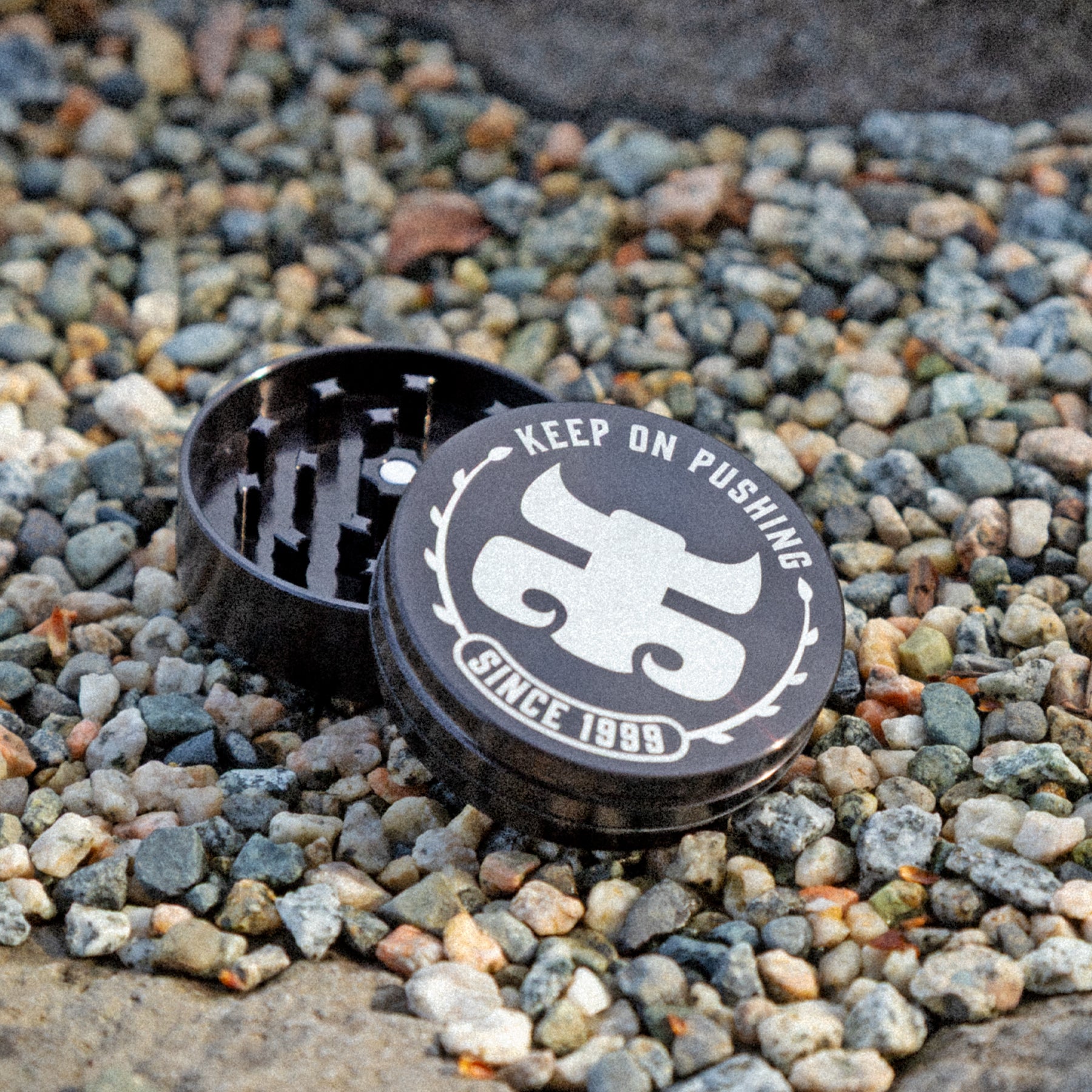 IPATH X SCS | BLACK 2 PIECE HERB GRINDER